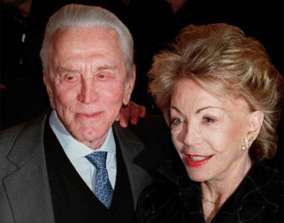 Imágenes de la vida y las películas en las que participó Kirk Douglas