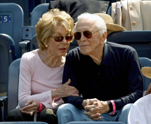 Imágenes de la vida y las películas en las que participó Kirk Douglas