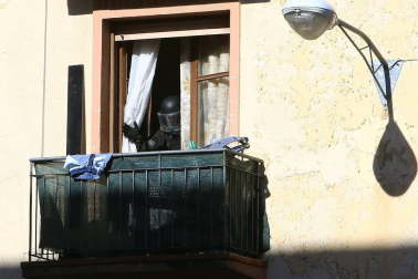 La Policía Foral ha detenido este jueves a varias personas en una operación antidroga desarrollada en Pamplona. Además, una persona se ha atrincherado en un domicilio en la calle Irati del barrio de La Milagrosa.