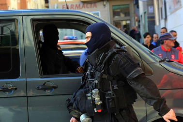 La Policía Foral ha detenido este jueves a varias personas en una operación antidroga desarrollada en Pamplona. Además, una persona se ha atrincherado en un domicilio en la calle Irati del barrio de La Milagrosa.