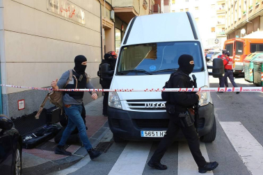 La Policía Foral ha detenido este jueves a varias personas en una operación antidroga desarrollada en Pamplona. Además, una persona se ha atrincherado en un domicilio en la calle Irati del barrio de La Milagrosa.