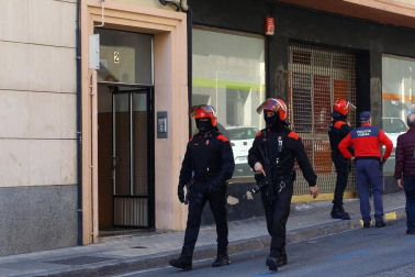 La Policía Foral ha detenido este jueves a varias personas en una operación antidroga desarrollada en Pamplona. Además, una persona se ha atrincherado en un domicilio en la calle Irati del barrio de La Milagrosa.