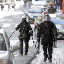La Policía Foral ha detenido este jueves a varias personas en una operación antidroga desarrollada en Pamplona. Además, una persona se ha atrincherado en un domicilio en la calle Irati del barrio de La Milagrosa.