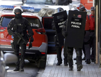 La Policía Foral ha detenido este jueves a varias personas en una operación antidroga desarrollada en Pamplona. Además, una persona se ha atrincherado en un domicilio en la calle Irati del barrio de La Milagrosa.