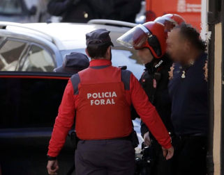 La Policía Foral ha detenido este jueves a varias personas en una operación antidroga desarrollada en Pamplona. Además, una persona se ha atrincherado en un domicilio en la calle Irati del barrio de La Milagrosa.