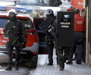 La Policía Foral ha detenido este jueves a varias personas en una operación antidroga desarrollada en Pamplona. Además, una persona se ha atrincherado en un domicilio en la calle Irati del barrio de La Milagrosa.