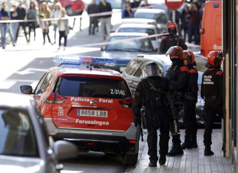 La Policía Foral ha detenido este jueves a varias personas en una operación antidroga desarrollada en Pamplona. Además, una persona se ha atrincherado en un domicilio en la calle Irati del barrio de La Milagrosa.