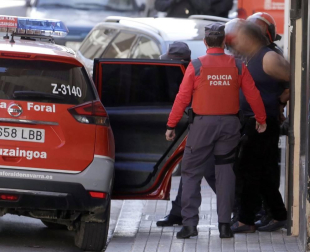 La Policía Foral ha detenido este jueves a varias personas en una operación antidroga desarrollada en Pamplona. Además, una persona se ha atrincherado en un domicilio en la calle Irati del barrio de La Milagrosa.