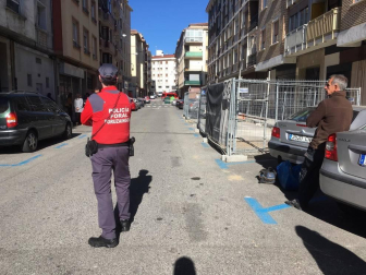 La Policía Foral ha detenido este jueves a varias personas en una operación antidroga desarrollada en Pamplona. Además, una persona se ha atrincherado en un domicilio en la calle Irati del barrio de La Milagrosa.