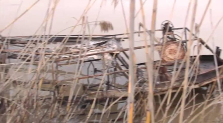 Queman un barco científico en los estuarios del Guadalquivir