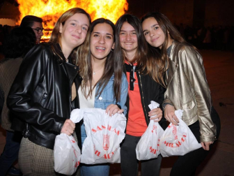 Milagro celebró las fiestas de San Blas. El 2 de febrero, en la placeta de la iglesia, los vecinos compartieron el momento del encendido de la hoguera tradicional así como la bendición y reparto de roscos, nueces, moscatel e higos, labor que corrió a cargo de los quintos del 2002.