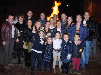 Milagro celebró las fiestas de San Blas. El 2 de febrero, en la placeta de la iglesia, los vecinos compartieron el momento del encendido de la hoguera tradicional así como la bendición y reparto de roscos, nueces, moscatel e higos, labor que corrió a cargo de los quintos del 2002.