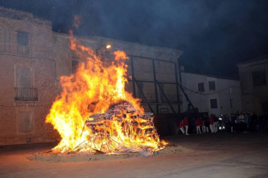 Milagro celebró las fiestas de San Blas. El 2 de febrero, en la placeta de la iglesia, los vecinos compartieron el momento del encendido de la hoguera tradicional así como la bendición y reparto de roscos, nueces, moscatel e higos, labor que corrió a cargo de los quintos del 2002.