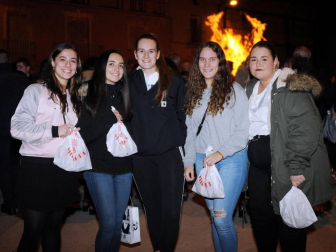 Milagro celebró las fiestas de San Blas. El 2 de febrero, en la placeta de la iglesia, los vecinos compartieron el momento del encendido de la hoguera tradicional así como la bendición y reparto de roscos, nueces, moscatel e higos, labor que corrió a cargo de los quintos del 2002.