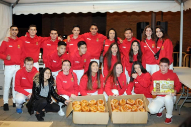 Milagro celebró las fiestas de San Blas. El 2 de febrero, en la placeta de la iglesia, los vecinos compartieron el momento del encendido de la hoguera tradicional así como la bendición y reparto de roscos, nueces, moscatel e higos, labor que corrió a cargo de los quintos del 2002.
