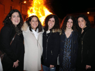 Milagro celebró las fiestas de San Blas. El 2 de febrero, en la placeta de la iglesia, los vecinos compartieron el momento del encendido de la hoguera tradicional así como la bendición y reparto de roscos, nueces, moscatel e higos, labor que corrió a cargo de los quintos del 2002.
