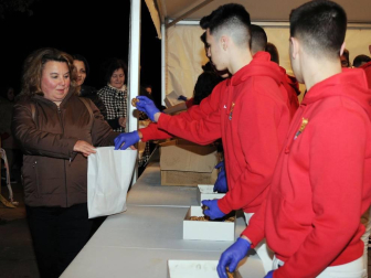 Milagro celebró las fiestas de San Blas. El 2 de febrero, en la placeta de la iglesia, los vecinos compartieron el momento del encendido de la hoguera tradicional así como la bendición y reparto de roscos, nueces, moscatel e higos, labor que corrió a cargo de los quintos del 2002.