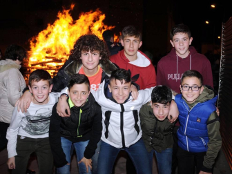 Milagro celebró las fiestas de San Blas. El 2 de febrero, en la placeta de la iglesia, los vecinos compartieron el momento del encendido de la hoguera tradicional así como la bendición y reparto de roscos, nueces, moscatel e higos, labor que corrió a cargo de los quintos del 2002.