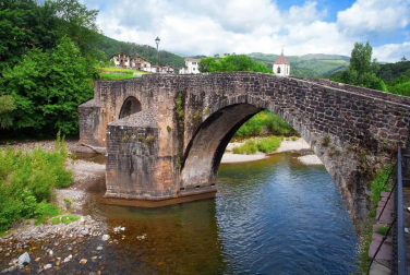 Imágenes de Sunbilla. Dos barrios unidos por un viejo puente de piedra.