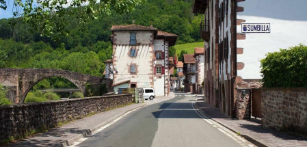 Imágenes de Sunbilla. Dos barrios unidos por un viejo puente de piedra.
