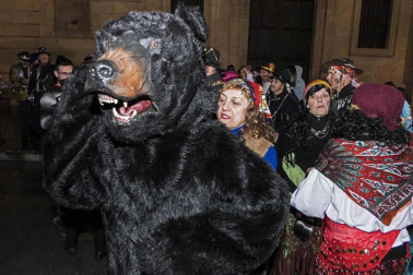 Los zíngaros protagonizaron la llegada de los Carnavales a Estella con el tradicional desfile acompañado de cacerolada.