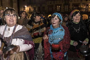 Los zíngaros protagonizaron la llegada de los Carnavales a Estella con el tradicional desfile acompañado de cacerolada.
