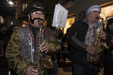 Los zíngaros protagonizaron la llegada de los Carnavales a Estella con el tradicional desfile acompañado de cacerolada.