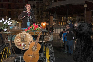 Los zíngaros protagonizaron la llegada de los Carnavales a Estella con el tradicional desfile acompañado de cacerolada.
