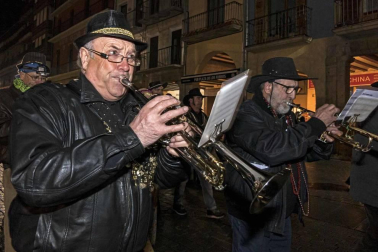 Los zíngaros protagonizaron la llegada de los Carnavales a Estella con el tradicional desfile acompañado de cacerolada.