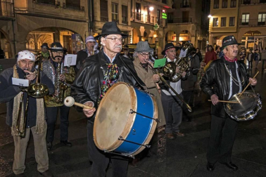 Los zíngaros protagonizaron la llegada de los Carnavales a Estella con el tradicional desfile acompañado de cacerolada.