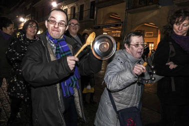Los zíngaros protagonizaron la llegada de los Carnavales a Estella con el tradicional desfile acompañado de cacerolada.