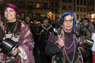 Los zíngaros protagonizaron la llegada de los Carnavales a Estella con el tradicional desfile acompañado de cacerolada.