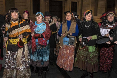 Los zíngaros protagonizaron la llegada de los Carnavales a Estella con el tradicional desfile acompañado de cacerolada.