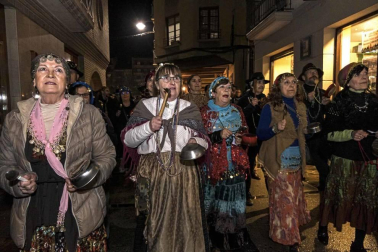 Los zíngaros protagonizaron la llegada de los Carnavales a Estella con el tradicional desfile acompañado de cacerolada.