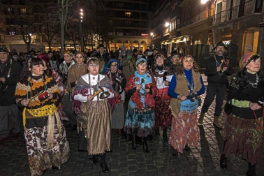 Los zíngaros protagonizaron la llegada de los Carnavales a Estella con el tradicional desfile acompañado de cacerolada.