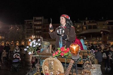 Los zíngaros protagonizaron la llegada de los Carnavales a Estella con el tradicional desfile acompañado de cacerolada.