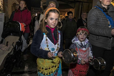 Los zíngaros protagonizaron la llegada de los Carnavales a Estella con el tradicional desfile acompañado de cacerolada.