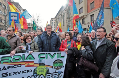 Una ruidosa concentración ante la delegación del Gobierno de España en Navarra, convocada por la Asociación Profesional Justicia Guardia Civil (JUCIL), ha protestado este sábado en Pamplona contra el traspaso de las competencias de tráfico a Navarra.