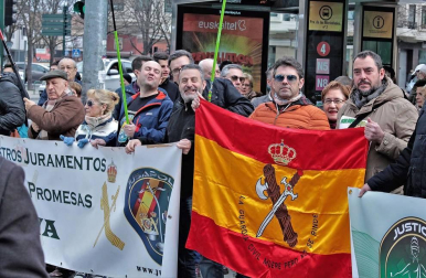 Una ruidosa concentración ante la delegación del Gobierno de España en Navarra, convocada por la Asociación Profesional Justicia Guardia Civil (JUCIL), ha protestado este sábado en Pamplona contra el traspaso de las competencias de tráfico a Navarra.