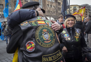 Una ruidosa concentración ante la delegación del Gobierno de España en Navarra, convocada por la Asociación Profesional Justicia Guardia Civil (JUCIL), ha protestado este sábado en Pamplona contra el traspaso de las competencias de tráfico a Navarra.