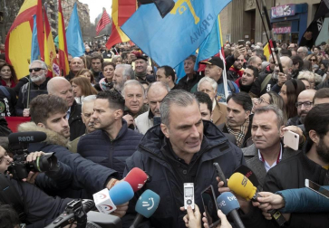 Una ruidosa concentración ante la delegación del Gobierno de España en Navarra, convocada por la Asociación Profesional Justicia Guardia Civil (JUCIL), ha protestado este sábado en Pamplona contra el traspaso de las competencias de tráfico a Navarra.
