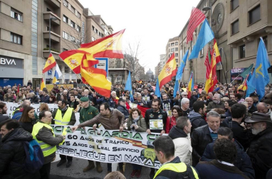 Una ruidosa concentración ante la delegación del Gobierno de España en Navarra, convocada por la Asociación Profesional Justicia Guardia Civil (JUCIL), ha protestado este sábado en Pamplona contra el traspaso de las competencias de tráfico a Navarra.