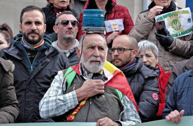 Una ruidosa concentración ante la delegación del Gobierno de España en Navarra, convocada por la Asociación Profesional Justicia Guardia Civil (JUCIL), ha protestado este sábado en Pamplona contra el traspaso de las competencias de tráfico a Navarra.