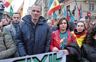 Una ruidosa concentración ante la delegación del Gobierno de España en Navarra, convocada por la Asociación Profesional Justicia Guardia Civil (JUCIL), ha protestado este sábado en Pamplona contra el traspaso de las competencias de tráfico a Navarra.