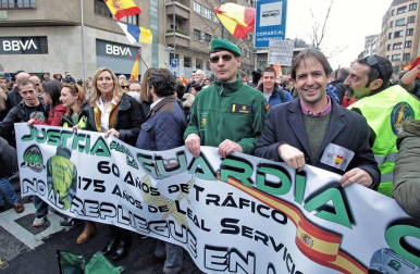 Una ruidosa concentración ante la delegación del Gobierno de España en Navarra, convocada por la Asociación Profesional Justicia Guardia Civil (JUCIL), ha protestado este sábado en Pamplona contra el traspaso de las competencias de tráfico a Navarra.