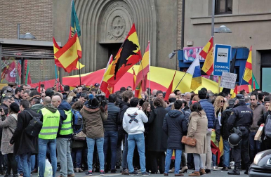 Una ruidosa concentración ante la delegación del Gobierno de España en Navarra, convocada por la Asociación Profesional Justicia Guardia Civil (JUCIL), ha protestado este sábado en Pamplona contra el traspaso de las competencias de tráfico a Navarra.