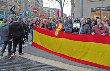 Una ruidosa concentración ante la delegación del Gobierno de España en Navarra, convocada por la Asociación Profesional Justicia Guardia Civil (JUCIL), ha protestado este sábado en Pamplona contra el traspaso de las competencias de tráfico a Navarra.