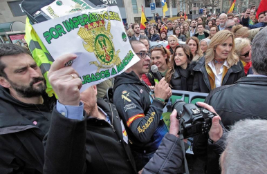 Una ruidosa concentración ante la delegación del Gobierno de España en Navarra, convocada por la Asociación Profesional Justicia Guardia Civil (JUCIL), ha protestado este sábado en Pamplona contra el traspaso de las competencias de tráfico a Navarra.