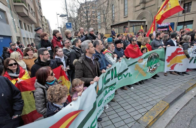 Una ruidosa concentración ante la delegación del Gobierno de España en Navarra, convocada por la Asociación Profesional Justicia Guardia Civil (JUCIL), ha protestado este sábado en Pamplona contra el traspaso de las competencias de tráfico a Navarra.
