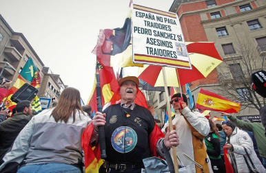 Una ruidosa concentración ante la delegación del Gobierno de España en Navarra, convocada por la Asociación Profesional Justicia Guardia Civil (JUCIL), ha protestado este sábado en Pamplona contra el traspaso de las competencias de tráfico a Navarra.